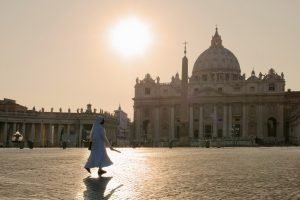 mulher-andando-no-vaticano-igreja-catolica