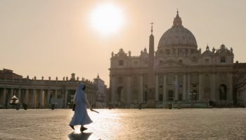mulher-andando-no-vaticano-igreja-catolica