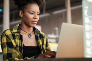 mulher-emprego-computador-notebook-630x330