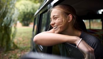 Foto: 1 de 1 mulher na janela do carro - Foto: Getty Images