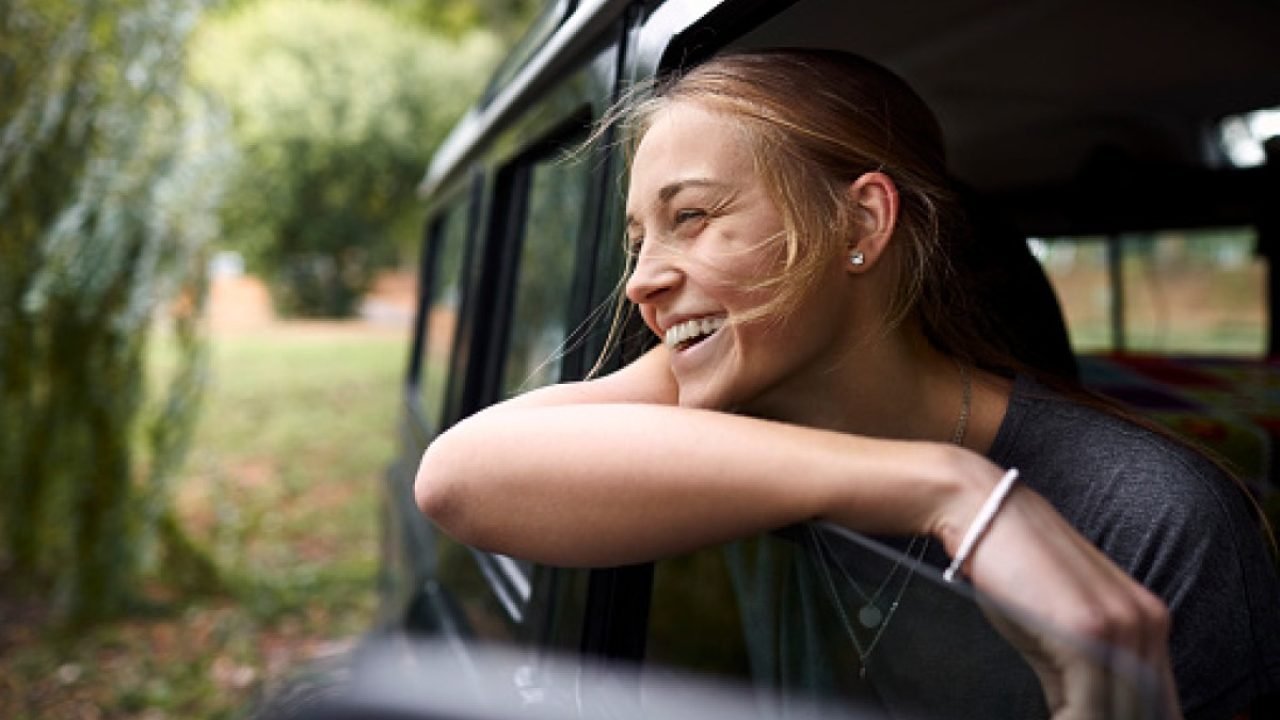Foto: 1 de 1 mulher na janela do carro - Foto: Getty Images
