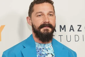 Shia LaBeouf em ação durante o Mardi Gras, evento emblemático do Carnaval de New