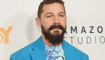 Shia LaBeouf em ação durante o Mardi Gras, evento emblemático do Carnaval de New