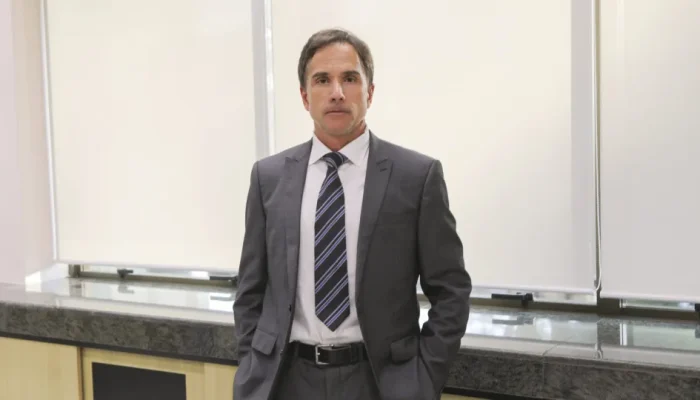 Ex-juiz da Lava Jato é visto furtando champanhe francesa de R$ 400