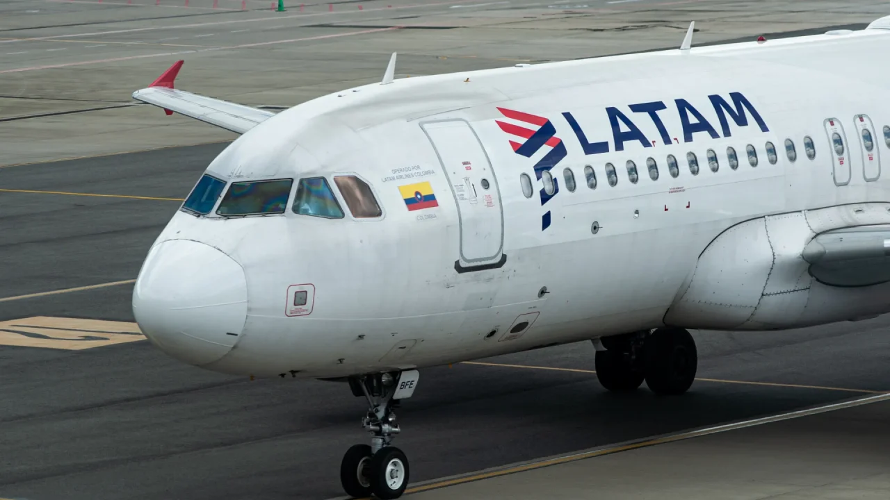 naom_64dc7f1f0e837 Avião da Latam — Foto: Notícias ao Minuto