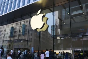 Apple vai usar metal líquido na articulação do iPhone dobrável — Foto: Apple vai