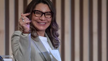 Janja e Lula durante o desfile das escolas de samba no Rio de Janeiro — Foto: No