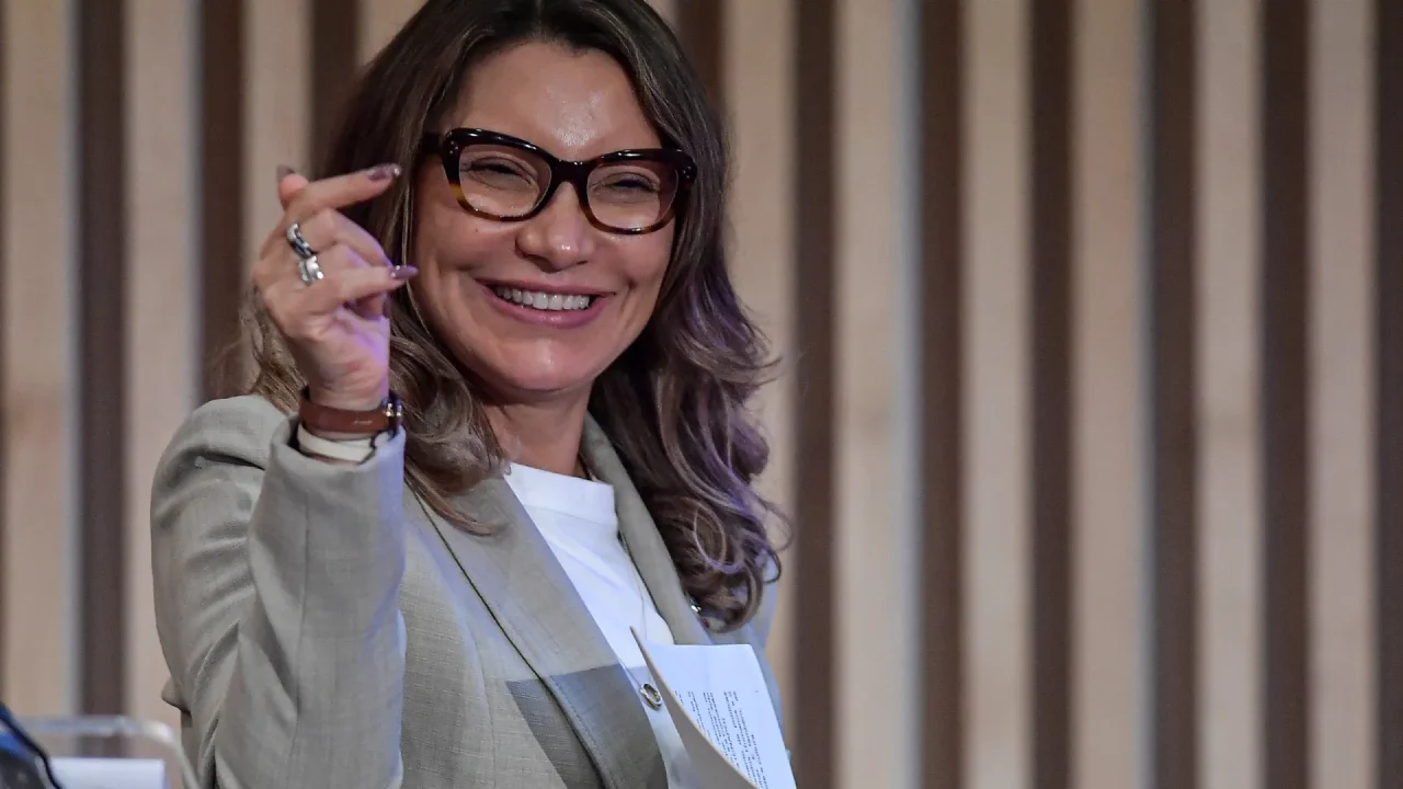 Janja e Lula durante o desfile das escolas de samba no Rio de Janeiro — Foto: No