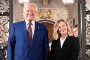 Trump e Meloni se alfinetam (novamente): "Implorou por foto. Tive pena!" — Foto:
