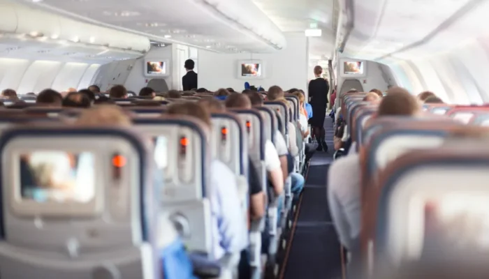 Homem é preso após denúncia de importunação sexual durante voo