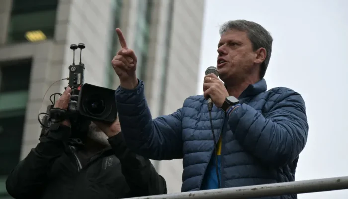 Gestão Tarcísio inicia experimento que divide alunos por rendimento escolar