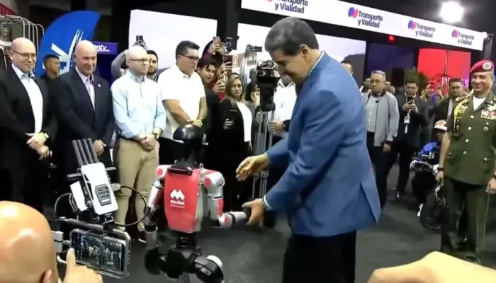 Em clima de tensão com EUA, Maduro dança com robô humanoide de IA