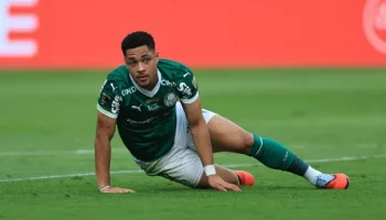 Vitor Roque não terá férias durante Copa para seguir tratamento de lesão — Foto: