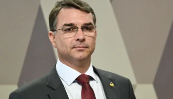 Flávio Bolsonaro critica desfile em homenagem a Lula — Foto: Notícias ao Minuto