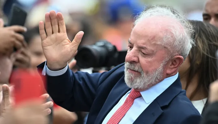 Lula passa por exame de rotina e apresenta 'evolução satisfatória' após cirurgia de catarata