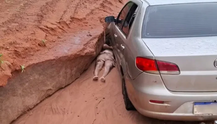 Homem que ficou com cabeça atolada na roda do carro morre após resgate