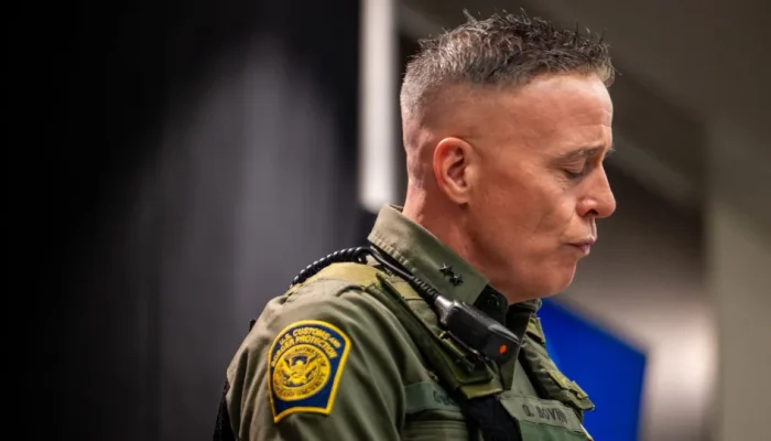 Chefe anti-imigração de Trump deixa Minneapolis após morte enfermeiro