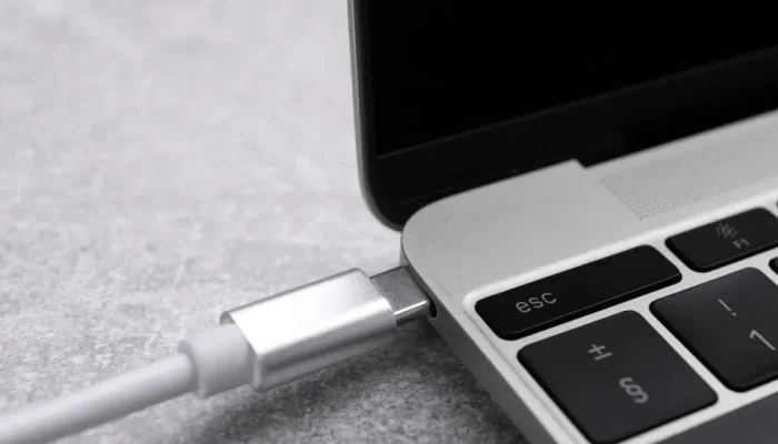 Notebook sempre ligado à tomada? Veja os riscos e como evitá-los