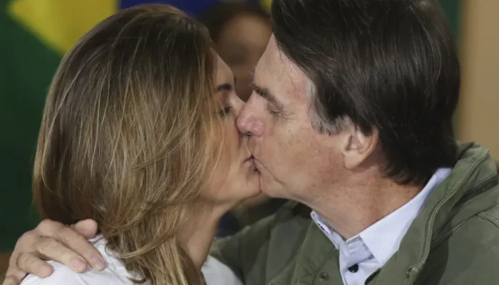 Bolsonaro manda carta de amor à Michelle: “Te amo para sempre”
