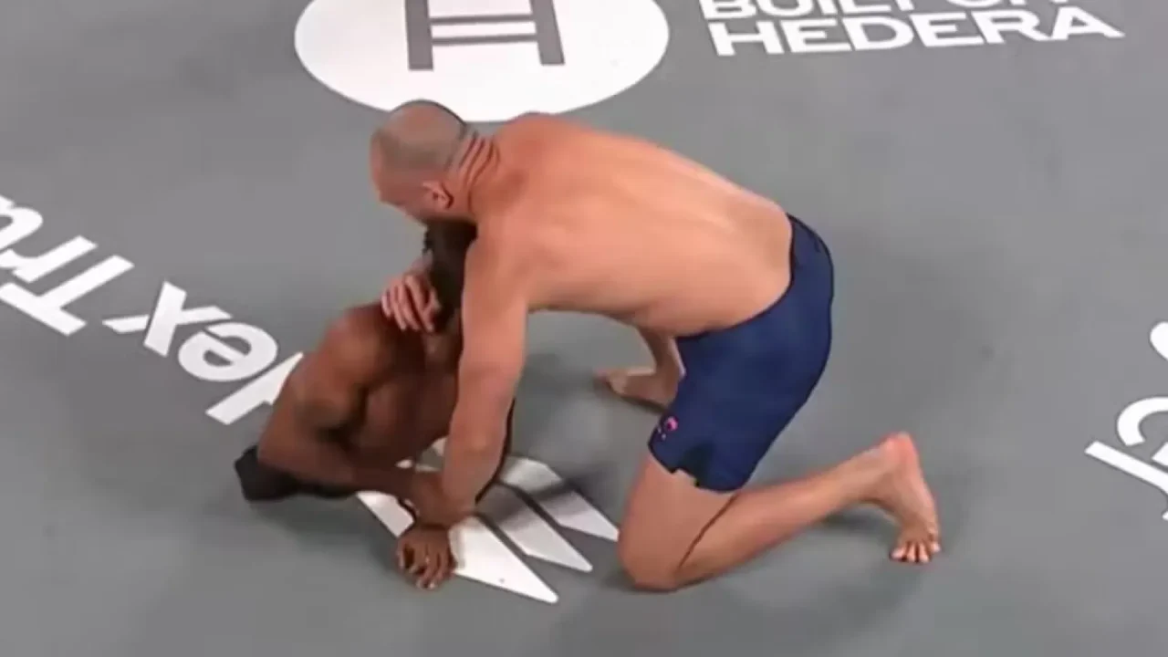 Valter Walker finaliza Zion Clark em evento de MMA. — Foto: Notícias ao Minuto