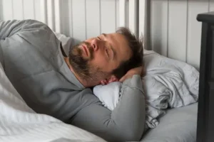 Veja o que acontece com seu corpo ao dormir do lado esquerdo — Foto: Veja o que