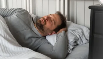 Veja o que acontece com seu corpo ao dormir do lado esquerdo — Foto: Veja o que