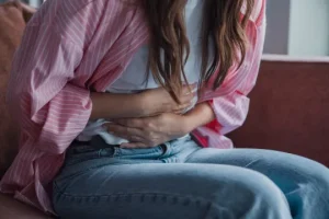 Cólicas menstruais fazem 4 em cada 10 meninas faltarem às aulas no Brasil, diz e