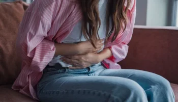 Cólicas menstruais fazem 4 em cada 10 meninas faltarem às aulas no Brasil, diz e