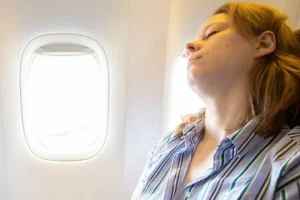 O truque viral para conseguir dormir no avião sem almofada de viagem — Foto: O t