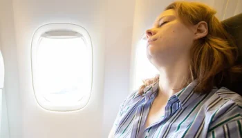 O truque viral para conseguir dormir no avião sem almofada de viagem — Foto: O t