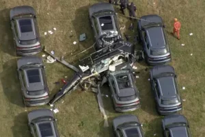 Ao menos 6 pessoas morrem no RJ após choque entre dois helicópteros — Foto: Ao m