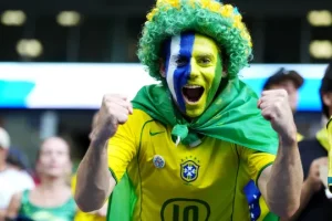 Gritou muito no jogo? Veja dicas para torcer sem destruir a voz — Foto: Gritou m