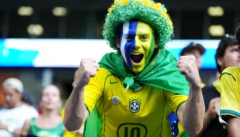 Gritou muito no jogo? Veja dicas para torcer sem destruir a voz — Foto: Gritou m