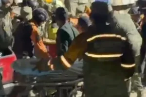 Menino de 11 anos encontrado vivo três dias após terremoto na Venezuela — Foto: