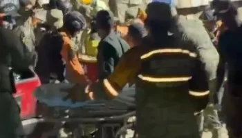 Menino de 11 anos encontrado vivo três dias após terremoto na Venezuela — Foto: