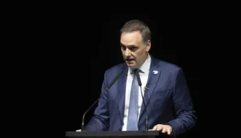 Chefe de gabinete de Milei renuncia em meio a escândalo de corrupção — Foto: Che