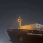 O porta-contêineres Seaspan Empire manobra no canal entre Santos e Guarujá antes