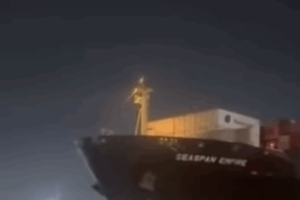 O porta-contêineres Seaspan Empire manobra no canal entre Santos e Guarujá antes