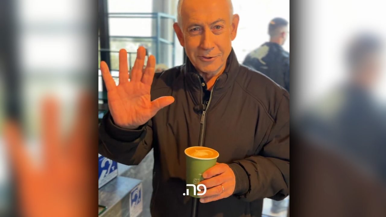 Foto: 1 de 1 O primeiro-ministro de Israel, Benjamin Netanyahu, em cafeteria nes