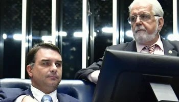 Foto: Por que Flávio Bolsonaro se complicou mais que Wagner?