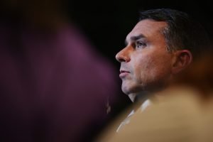 o-senador-flavio-bolsonaro-conversa-com-a-imprensa-apos-solicitar-um-novo-pedido-de-prisao-domiciliar-para-o-pai-condenado-por-tentativa-de-golpe-de-estado-metropoles-5-scaled-1