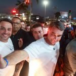 o-senador-flavio-bolsonaro-plrj-pre-candidato-a-presidencia-inicia-caminhada-com-apoiadores-ate-o-santuario-basilica-do-divino-pai-eterno-em-trindade-go-metropoles-1-scaled-1