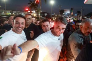 o-senador-flavio-bolsonaro-plrj-pre-candidato-a-presidencia-inicia-caminhada-com-apoiadores-ate-o-santuario-basilica-do-divino-pai-eterno-em-trindade-go-metropoles-1-scaled-1