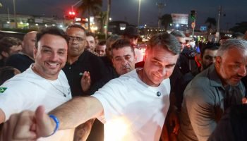 o-senador-flavio-bolsonaro-plrj-pre-candidato-a-presidencia-inicia-caminhada-com-apoiadores-ate-o-santuario-basilica-do-divino-pai-eterno-em-trindade-go-metropoles-1-scaled-1