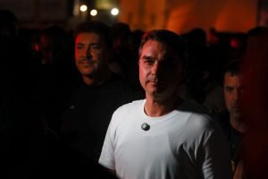 o-senador-flavio-bolsonaro-plrj-pre-candidato-a-presidencia-inicia-caminhada-com-apoiadores-ate-o-santuario-basilica-do-divino-pai-eterno-em-trindade-go-metropoles-3-scaled-1