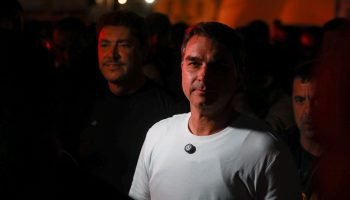 o-senador-flavio-bolsonaro-plrj-pre-candidato-a-presidencia-inicia-caminhada-com-apoiadores-ate-o-santuario-basilica-do-divino-pai-eterno-em-trindade-go-metropoles-3-scaled-1