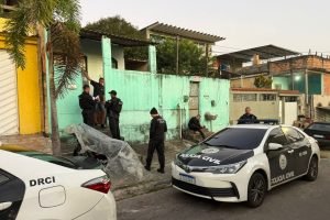 Policiais da Delegacia de Roubos e Furtos (DRF) cumprem mandados durante operaçã