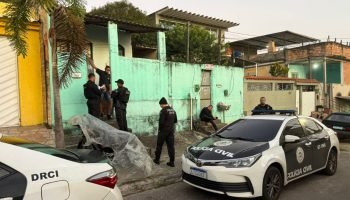 Policiais da Delegacia de Roubos e Furtos (DRF) cumprem mandados durante operaçã