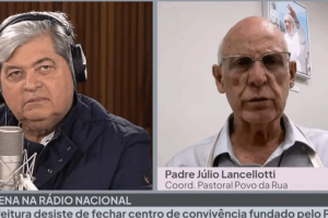 Foto: O padre Júlio Lancellotti durante entrevista para a Rádio Nacional; sarced