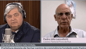 Foto: O padre Júlio Lancellotti durante entrevista para a Rádio Nacional; sarced
